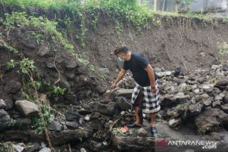 Salurun Irigasi Longsor Gerus Dinding Kamar Mandi Warga Klungkung, Wabup Kasta Turun Tangan - JPNN.com Bali
