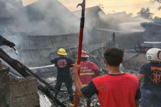 Gudang Sablon di Denpasar Terbakar, Ini Dugaan Pemicu Kebakaran Versi Tim Damkar - JPNN.com Bali