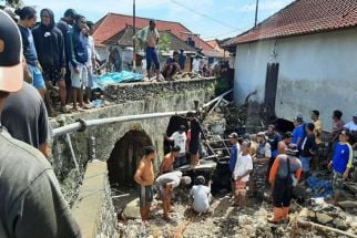 Banjir Bandang Terjang Nusa Penida, Motor dan Mobil Hanyut ke Laut, Lihat Dampaknya - JPNN.com Bali