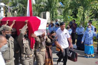Jenazah Frans Lebu Raya Diarak di Kantor Gubernur, Viktor: NTT Kehilangan Putra Terbaik - JPNN.com Bali