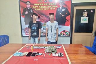 Kedua Pecandu Narkoba Syok saat Digerebek Tim Cobra, Lihat Tuh Tampangnya - JPNN.com Bali