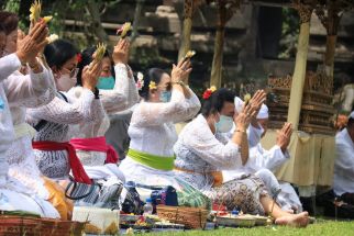 Nyonya Cok Ace Sembahyang di Pura Mandhara Giri Semeru, Ini Doa Khususnya, Merinding - JPNN.com Bali