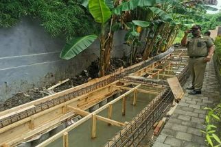 FIXED! Satpol PP Badung Perintahkan Investor Vila Bongkar Jalan Cor di Atas Sungai - JPNN.com Bali