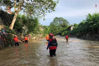 Pasangan Ibu dan Anak Terseret Arus Sungai Kali Baru Buleleng Belum Ditemukan, Tolong - JPNN.com Bali