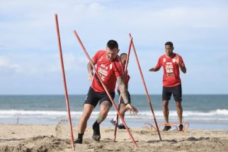 Skuad Elang Jawa Genjot Fisik di Pantai Kuta, Lihat Kerasnya Latihan Wander Luis Dkk - JPNN.com Bali
