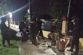 Tim Puma Bubarkan Sekelompok Pemuda Tenggak Miras di Pinggir Jalan, Lihat Tuh - JPNN.com Bali