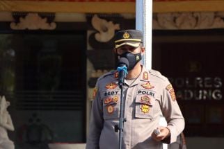 Ada Pin BNN di Pistol Pria Berbadan Kekar, Dugaan AKBP Leo Deddy Tidak Main-main - JPNN.com Bali