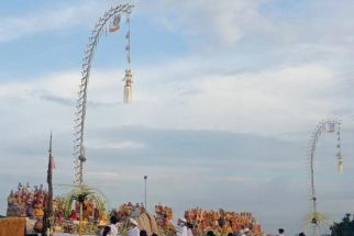 Umat Hindu Tumpah Ruah Gelar Ritual Melasti Jelang Nyepi, Ini 5 Pantai yang Dipadati Warga - JPNN.com Bali
