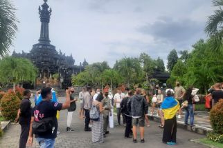 WNA Ukraina di Bali Bergerak Tolak Aksi Invasi Rusia di Lapangan Renon, Lihat Aksi Polisi, Tegas - JPNN.com Bali