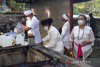 Umat Hindu di Magelang Jalani Upacara Melasti Tanpa Gamelan Bali - JPNN.com Bali