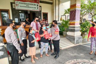 Polisi Kuta Selatan Guyur Paket Sembako Peserta Vaksinasi Presisi, Hore - JPNN.com Bali