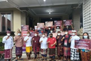 Masa Pandemi Belum Berakhir, BI Serahkan 2500 Paket Sembako untuk Peradah di Bali - JPNN.com Bali