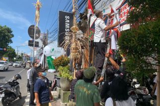 Satpol PP Denpasar Berangus Banner dan Spanduk Kedaluwarsa, Lihat Aksi Petugas - JPNN.com Bali