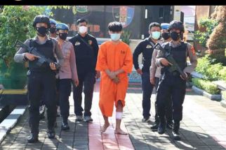Dikawal Polisi Bersenjata, Residivis Curanmor 21 TKP Digelandang ke Polresta, Lihat Kakinya - JPNN.com Bali