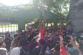 Mahasiswa Paksa Masuk Gedung DPRD, Demo 11 April di Bali Nyaris Ricuh, Tegang - JPNN.com Bali