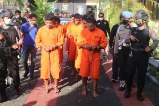 Tangan & Kaki 10 Tersangka Bentrok Duktang di Pedungan Denpasar Dirantai, Mimih - JPNN.com Bali