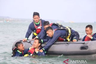 Lihat Aksi ARFF Selamatkan Korban Pesawat Jatuh di Area Bandara Ngurah Rai - JPNN.com Bali