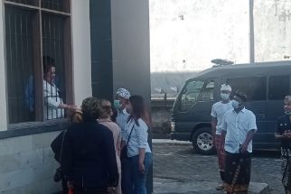 Lihat Penampilan Eks Bupati Eka Wiryastuti dari Balik Penjara: Semangat Bu! - JPNN.com Bali