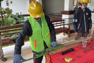 Lihat Aksi Tukang Bangunan Candi Kuning Belajar Penulangan Struktur Beton Bertingkat - JPNN.com Bali