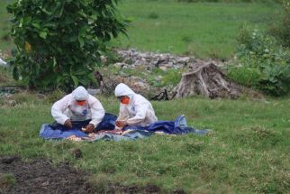 Lihat Aksi 2 Pria Berpakaian APD di Tanah Lapang Ini, Gerakannya Gesit, Hhmm - JPNN.com Bali