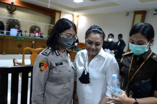 Eks Bupati Eka Wiryastuti Tersenyum, Saksi Sebut Tabanan Layak Dapat DID - JPNN.com Bali