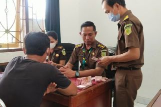 Jaksa Buleleng Hitung Uang Reward Kavling Tanah LPD Anturan, Lihat Tuh - JPNN.com Bali