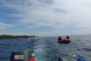 Detik-detik Kapal Feri Tabrak Jukung Nelayan Karangasem di Perairan Kubu, Ngeri - JPNN.com Bali