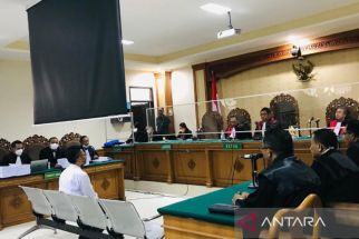 Staf Khusus Eks Bupati Eka Dituntut 3,5 Tahun, Jaksa KPK Sebut Berbelit-belit - JPNN.com Bali