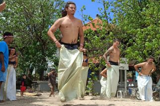 Lihat Aksi Seru Para Bule Merayakan HUT ke-77 RI di Pantai Kuta, Penuh Semangat - JPNN.com Bali