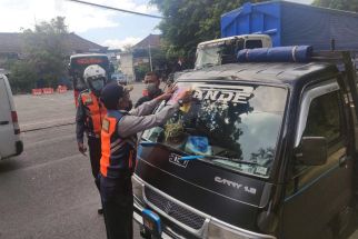 Dishub Denpasar Bergerak, Puluhan Kendaraan Dihadiahi Stiker, Lihat Tuh - JPNN.com Bali
