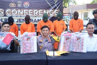 Detik-detik Polisi Jembrana Gulung Pengecor Solar Bersubsidi, Bikin Kepala Bergeleng - JPNN.com Bali