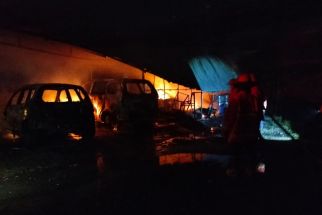 Bengkel PKA Motor Denpasar Diamuk Si Jago Merah, 8 Mobil Terbakar, Rugi Miliaran  - JPNN.com Bali