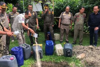 Ratusan Liter Arak Gula Pasir Dimusnahkan, Dominan dari Karangasem, Lihat Tuh - JPNN.com Bali
