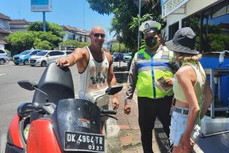 Viral Aksi Bule di Bali Naik Motor Ugal-ugalan, Kadishub: Harus Kantongi SIM - JPNN.com Bali