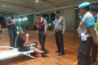 Perhatikan Ulah Bule Amerika Ini, Nekat Mabuk di Bandara Ngurah Rai, Lihat yang Terjadi - JPNN.com Bali