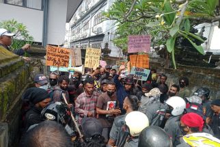 Perang Batu & Kayu Warnai Bentrok Mahasiswa Papua dan PGN Bali, Korban Luka Berjatuhan - JPNN.com Bali