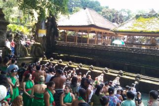 Kekaguman Turis Jakarta saat Melukat di Pura Tirta Empul Tampaksiring, Ternyata - JPNN.com Bali