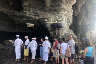 Turis Domestik Berburu Air Suci Tanah Lot, Jangan Lupa Syaratnya - JPNN.com Bali