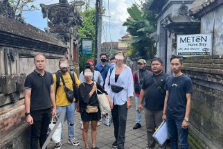 Detik-detik 3 Bule Rusia Nekat Menari Seronok di Pura Besakih Berakhir Tragis, Lihat Tuh - JPNN.com Bali