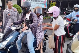 Nenek Asal Solo Linglung di Bali, Aksi Polisi Denpasar Bikin Terharu - JPNN.com Bali