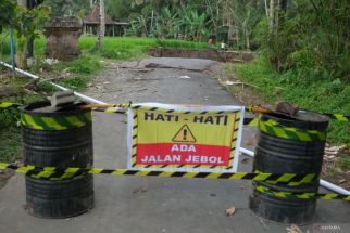 Jalan di Desa Kedisan Tegallalang Mendadak Ambrol, Dinas PUPR Gianyar Turun Tangan - JPNN.com Bali