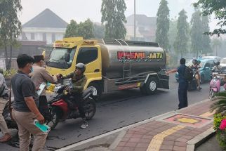 Polisi Denpasar Bagi-bagi Masker di Sekitar TPA Suwung, Antisipasi Serangan ISPA - JPNN.com Bali
