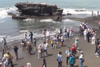 Tanah Lot Diserbu Turis saat Libur Isra Miraj dan Imlek, Pengelola Berbenah - JPNN.com Bali