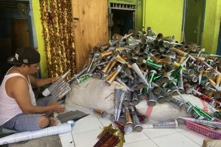 Pedagang Terompet di Bali Banjir Order, Pasok Hotel, Untungnya Berlipat - JPNN.com Bali