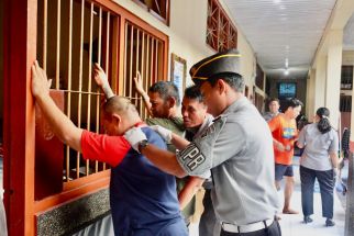 Sipir Rutan Negara Geledah Kamar Tahanan, Ini Temuan Sementara - JPNN.com Bali