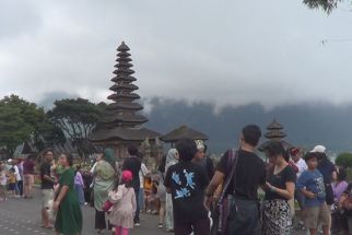 Turis Domestik ke DTW Ulun Danu Beratan Membeludak, Puncak Kunjungan Hari Ini - JPNN.com Bali