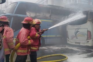 Api Membakar Bengkel Bus Aldy Denpasar, 5 Bus & Motor Terbakar, Ini Temuan Polisi - JPNN.com Bali