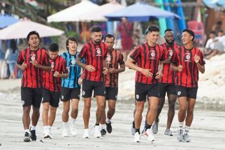 Skuad Arema FC Recovery di Pantai Kuta, Siap Rebut Poin dari Persikabo 1973 - JPNN.com Bali