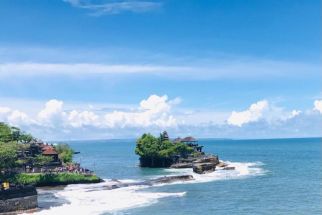 Ombak Tinggi Terjang DTW Tanah Lot Tabanan Bali, Para Turis Tolong Hati-hati - JPNN.com Bali
