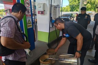 Polisi Bali Gencar Cek Kadar Air BBM di SPBU Menjelang Mudik 2024, Ini Temuannya - JPNN.com Bali